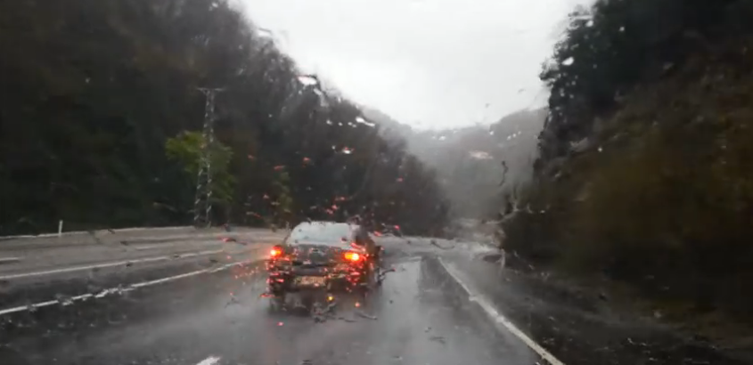 AUX TALONS DE SES SOULIERS